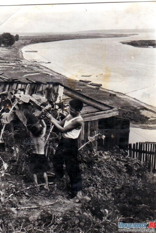 1963г Река Кама снято с Тихих гор, вдали остров "Пески"