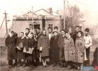 1963 год, ученики 10 класса с учителями. В центре учителя Поляковская Лидия фёдоровна - химик, физор