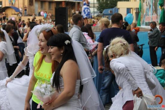 Невесты смешались с толпой)))